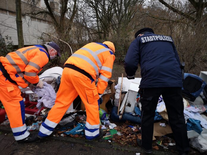 • Stadtpolizei und FES bei der Arbeit an illegal entsorgtem Müll (image/jpeg, 4199430)