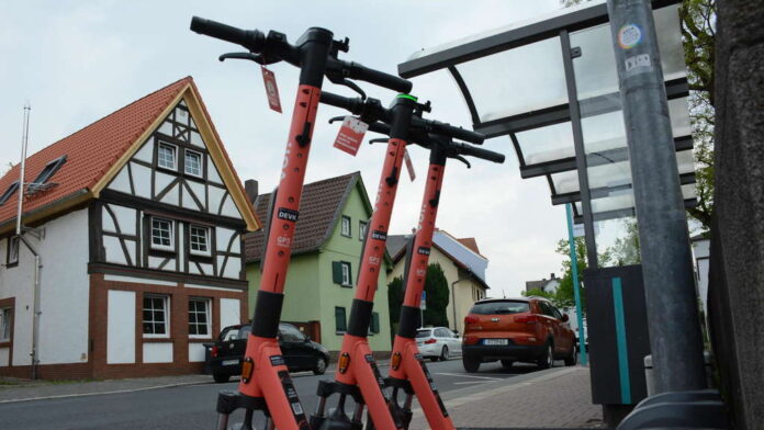 Wie hier in Praunheim stehen mittlerweile im gesamten Stadtgebiet die elektrischen Tretroller - und behindern vor allem Fußgänger. © Unger