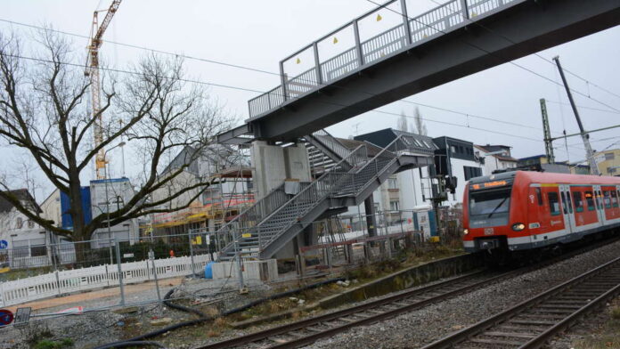 Die Fußgängerbrücke am S-Bahnhof Eschersheim steht, doch benutzen darf sie derzeit noch keiner. Stadt und Bahn sind noch immer am Verhandeln über die abschließenden Arbeiten. Für Ende März ist jetzt der nächste Eröffnungstermin angesetzt. © Unger