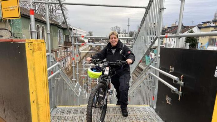 Geschafft! Sichtlich erleichtert ist Tanja Jung, als sie ihr schweres Rad die Stufen am Bahnhof hinaufgetragen hat. © Nikolai Kuhnert