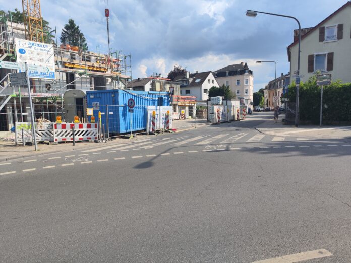 Wegen der Baustelle müssen Passanten an der Niedwiesenstraße derzeit die Straßenseite wechseln. Für Ärger sorgen dabei auch immer wieder Falschparker. Bild: Heddernheim.de